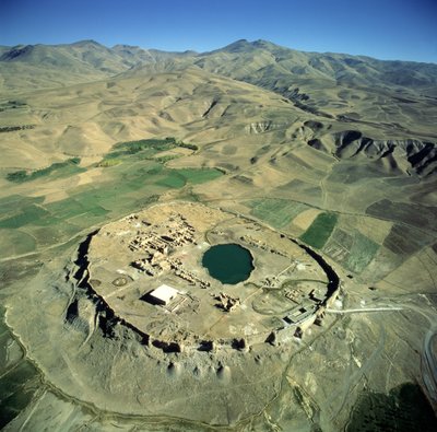 Veduta aerea di Takht-e Solalman, o Trono di Salomone da Sasanian School
