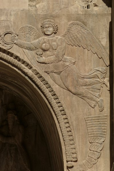 Genio che tiene una ciotola di frutta, simbolo di abbondanza, da un pennacchio di un aivans, 590-628 da Sasanian School