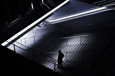 Ombre di figure solitarie da Satoshi Hata