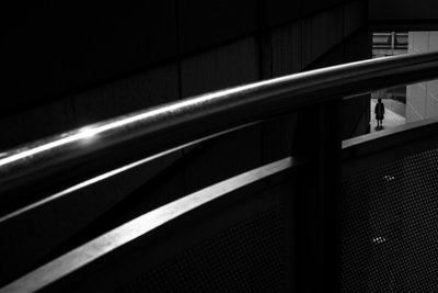 Figura solitaria - Geometria urbana da Satoshi Hata