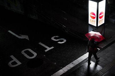 Passeggiata notturna "Red Umbrella" da Satoshi Hata