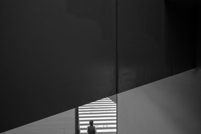 Figura solitaria - Geometria urbana da Satoshi Hata