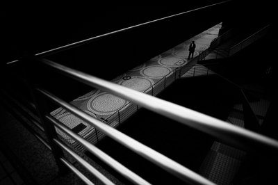 Passerella urbana “Solitary Man” da Satoshi Hata