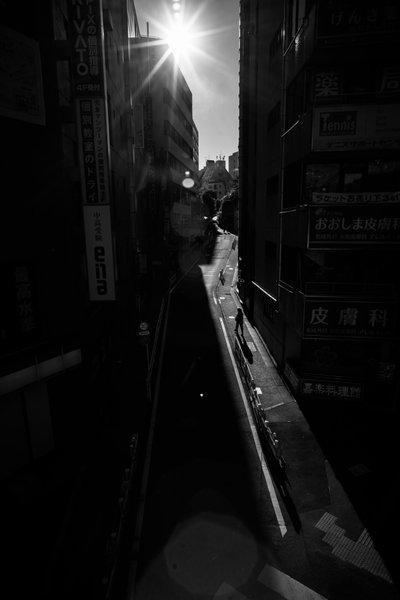 Sentiero urbano alla luce del sole da Satoshi Hata