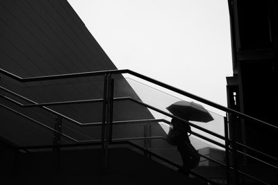 Passeggiata tra gli ombrelli in città da Satoshi Hata