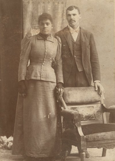 Fotografia di una coppia afroamericana in piedi dietro una sedia, circa 1890 da Schmitz Studio