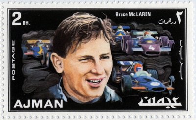 Francobollo degli Emirati Arabi Uniti che rappresenta il pilota automobilistico neozelandese Bruce McLaren (1937-1970) da School Arabic
