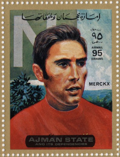 Francobollo degli Emirati Arabi Uniti che rappresenta il ciclista Eddy Merckx (nato nel 1945) da School Arabic
