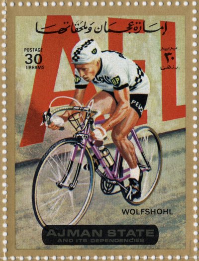 Francobollo degli Emirati Arabi Uniti che rappresenta il ciclista Rolf Wolfshohl (nato nel 1938) da School Arabic