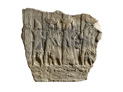 Frammento di Rilievo Assiro che Mostra Soldati che Scortano Bottino e Prigionieri da Babilonia da School Assyrian