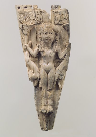 Frontale di cavallo scolpito in rilievo con una figura femminile fiancheggiata da leoni da School Assyrian