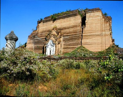 La Mingun Paya, costruita 1790-1816 da School Burmese