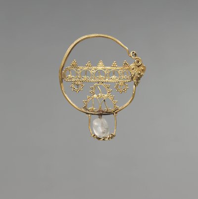 Orecchino con traforo, Periodo Bizantino Antico, 600-800 (oro con perla di cristallo di rocca) da School Byzantine