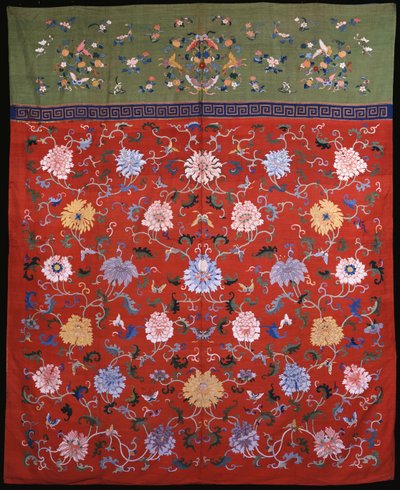 Un grande arazzo tessuto in kossu in sete colorate su sfondo rosso, con una bordura superiore di verde mela, cinese XVIII o XIX secolo da School Chinese