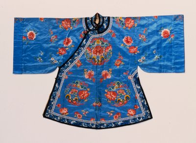 Una veste informale di raso blu non ti scordar di me, ricamata in seta con peonie e rotondi di farfalle sparsi con fiori di loto, pesche e altri frutti e fiori da School Chinese