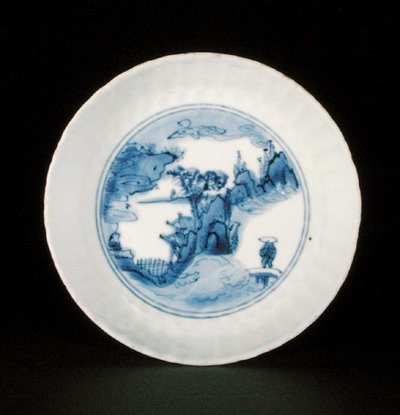 Piatto kraak blu e bianco dipinto con una figura in un paesaggio, marchio Egret, Wanli o Tianqi da School Chinese