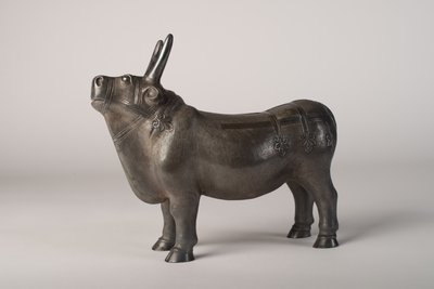 Toro (argento con decorazione cesellata e a sbalzo) da School Chinese