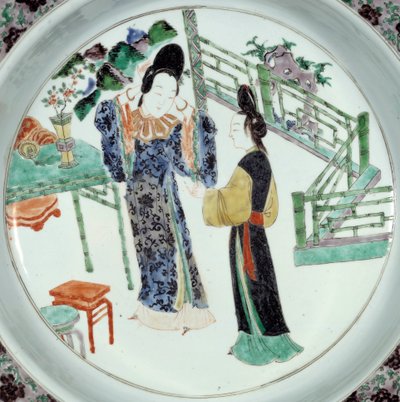 Arte cinese: “Due donne elegantemente vestite” Piatto in ceramica del XVIII secolo. Parigi, Museo Guimet, Museo Nazionale delle Arti Asiatiche da School Chinese