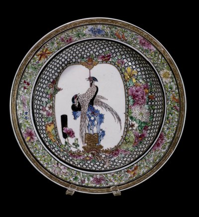 Arte cinese: piatto in ceramica della famiglia rosa decorato con uccelli e fiori. Regno di Qianlong (1736-1795). Parigi, Museo Guimet, Museo Nazionale delle Arti Asiatiche da School Chinese