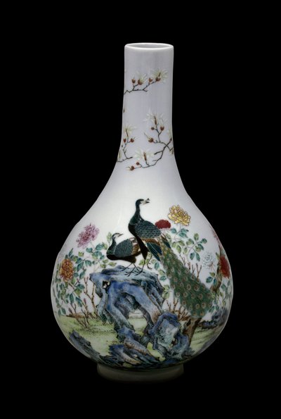 Arte cinese: vaso di ceramica della famiglia rosa decorato con uccelli (inclusi pavoni) e fiori. Regno di Qianlong (1736-1795). Parigi, Museo Guimet, Museo nazionale delle Arti Asiatiche da School Chinese