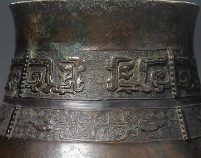 Dettaglio di un vaso Hu con decorazione a rilievo (dettaglio) da School Chinese