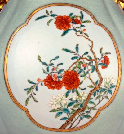 Dettaglio di un raro e fine vaso celadon famiglia rosa con smalto dorato di Prunus e Rose da School Chinese
