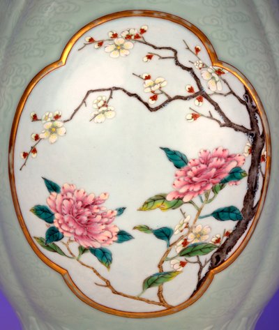 (dettaglio) di un Vaso Celadon Famiglia Rosa Molto Raro con Smalto Dorato di Prunus e Rose da School Chinese