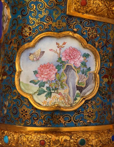 (dettaglio) di un cartiglio smaltato da una magnifica brocca imperiale in oro, cloisonné e smalto di Pechino, Duomuhu, inciso con marchio a quattro caratteri Qianlong e del periodo, Officine del Palazzo da School Chinese