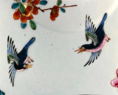 (dettaglio) di due uccelli in volo da una ciotola coperta Rose Famille, periodo Qianlong (1736-95) c.1745 (porcellana) da School Chinese