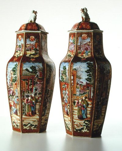 Coppia di vasi esagonali cinesi con coperchi, periodo Qianlong (1736-95) da School Chinese