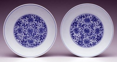 Coppia di piatti da salsa, con fiori di loto stilizzati, marchio e periodo Yongzheng 1723-35 da School Chinese