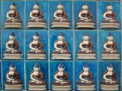 Piccoli Buddha sul muro nell