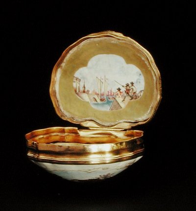Tabacchiera a forma di conchiglia, periodo Qianlong (1736-95) c.1760 da School Chinese