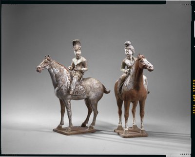 Due figure equestri, dinastia Tang (terracotta con pigmenti) da School Chinese