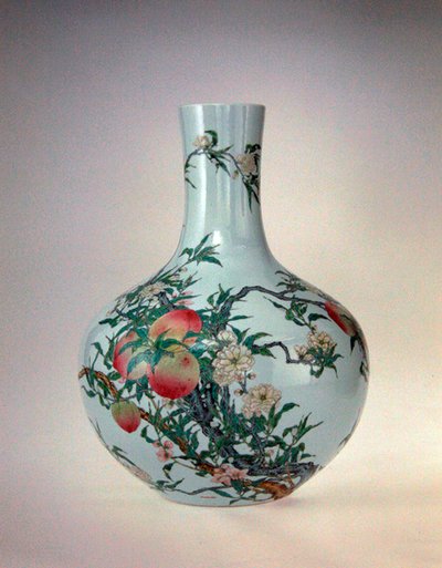 Vaso con pesche, Periodo Qianlong da School Chinese