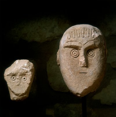 Teste coniche, da un monumento funerario trovato in Daunia da School Daunian
