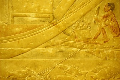 Antico Egitto, Scultura/pittura murale, Mastaba/Tomba di Idout, Saqqara, 2323-2150 a.C., Un pescatore che scala un pesce e tiene una lancia a quattro punte da School Egyptian