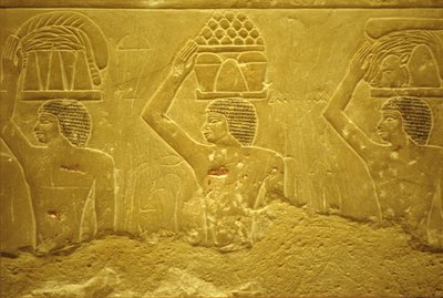Antico Egitto, Incisione/pittura murale, Mastaba/Tomba di Idout, Saqqara, 2323-2150 a.C., Portatori con offerte da School Egyptian