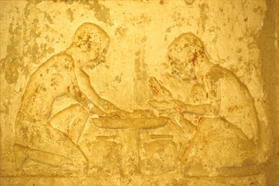 Antico Egitto, Incisione murale/pittura, Tomba di Petosiris, Tuna el Gebel, 300 a.C., Uomini che preparano unguenti medicinali da School Egyptian