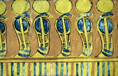 Antico Egitto, Pittura murale, Serpenti Uraeus che custodiscono il santuario di Osiride, Tomba di Sennedjem, Tebe, Deir el Medna da School Egyptian