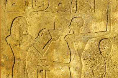 Antico Egitto, Pittura/scultura murale, Tempio di Karnak/Luxor, Hatshepsut offre incenso al Dio Min da School Egyptian