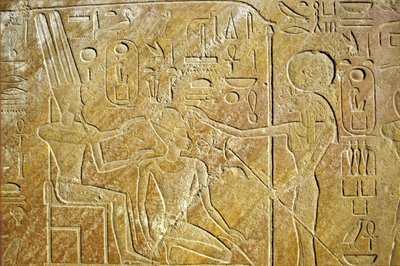 Antico Egitto, Pittura murale/incisione, Sakhmet si rivolge ad Amon Ra e Hatshepsut, Tempio di Karnak, Luxor da School Egyptian