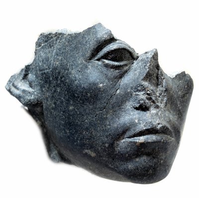 Arte egizia antica: testa del re Sesostri III. Frammento di statua. Scultura in granito nero, circa 1900 a.C. (XII dinastia, circa 1963-1786). Parigi, Museo del Louvre da School Egyptian