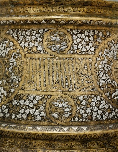 (dettaglio) di una base di candeliere mamelucco nel nome del Sultano Shihab Al-Dunya Wa Al-Din Ahmad bin Al-Malik Al-Nasir Muhammad da School Egyptian
