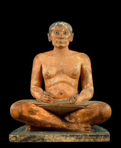 Antichità egiziane: "Lo scriba accovacciato". Statua in calcare, alabastro e cristallo di rocca. Proveniente da Saqqara (circa 2620 - 2350 a.C.). IV o V dinastia. Museo del Louvre, Parigi da School Egyptian