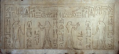 Antichità egizia: stele di calcare che raffigura il re Sesostri III (1862-1843 a.C.) (a sinistra) da giovane, a destra, un uomo anziano offre pane e torta al dio Montu. 1878-1843 a.C. Da Medamoud. Parigi, Museo del Louvre da School Egyptian