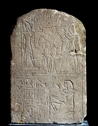 Antichità egizia: stele in calcare a nome del re Anya. Il faraone Ramses II offre incenso alla sua statua divina colossale. Regno di Ramses II (1279-1213 a.C.). Dal serapeo di Saqqara. Parigi, museo del Louvre da School Egyptian
