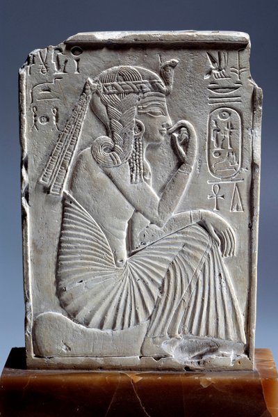 Antichità egizia: piccola stele in calcare di Ramses II: il re bambino siede sul segno dell