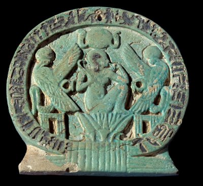 Antichità egizia: talismano in faience che decora una scena mitologica: 