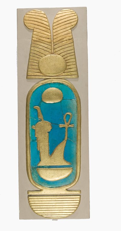 Ricostruzione di un Cartiglio di Amenhotep III da Malqata, c.1390-1353 a.C. (faience, gesso moderno e vernice dorata) da School Egyptian